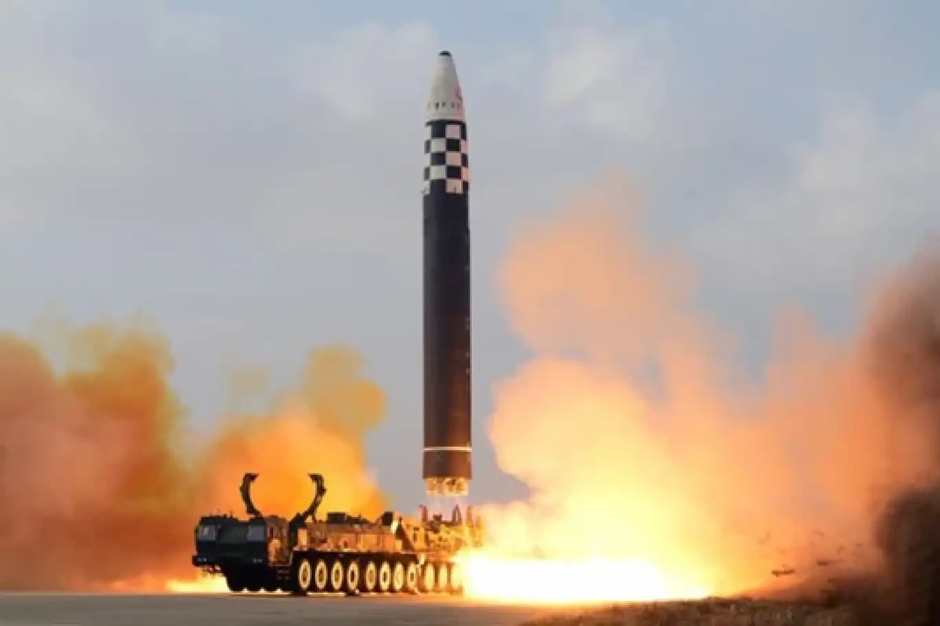 Kuzey Kore Hwasong-19 kıtalararası balistik füzesinin başarıyla test edildiğini duyurdu