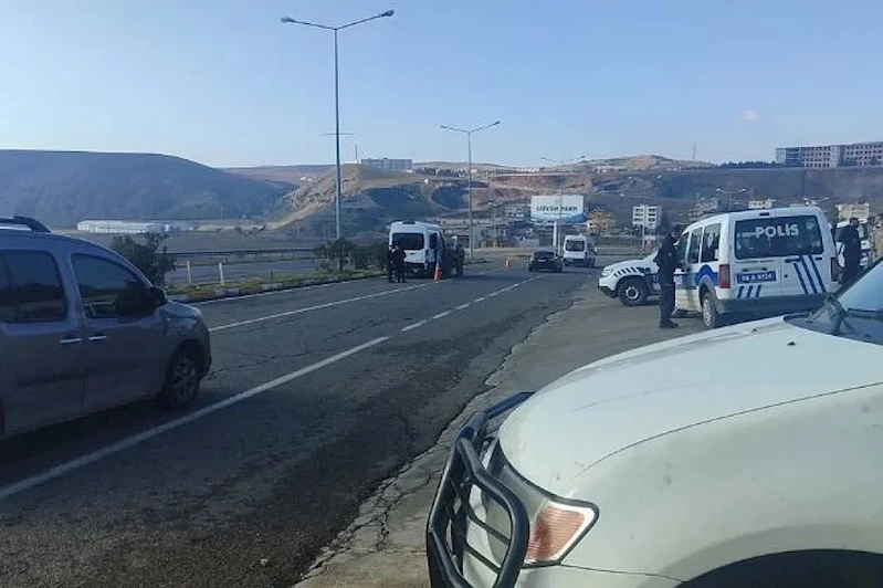 Siirt’te otomobil jandarma minibüsüne çarptı, maddi hasar oluştu