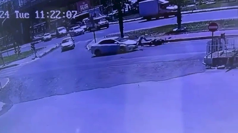 Şanlıurfa’da otomobil ile motosikletin çarpışması kameraya yansıdı
