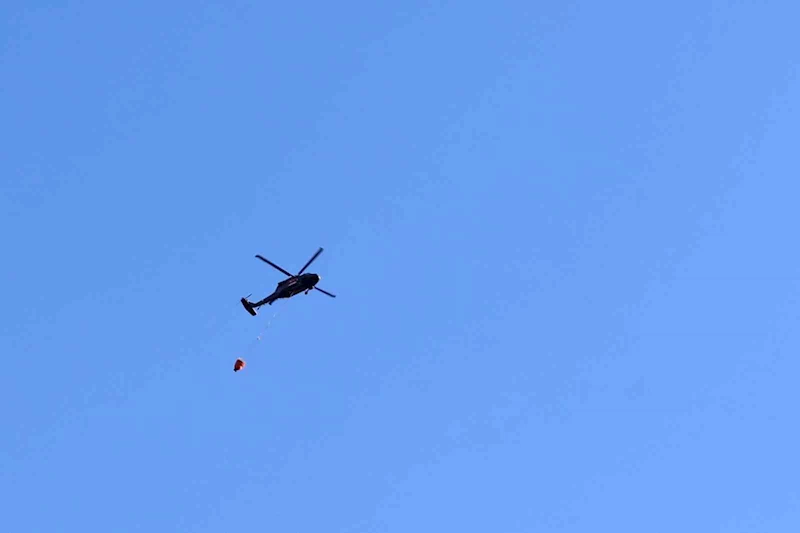 Ormanlık alanda çıkan yangın helikopterle söndürüldü

