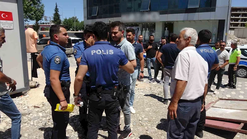 Yol verme kavgasını ayırmaya çalışan polis yaralandı
