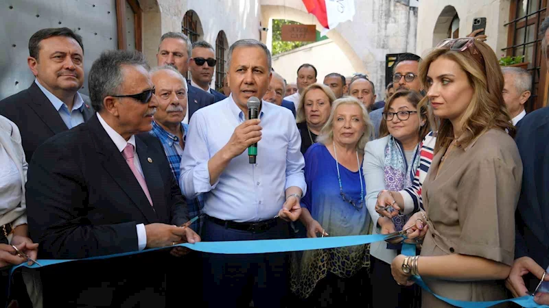 Bakan Yerlikaya Gaziantep’te esnaf ziyareti yaptı, Şekerhan’ın açılışına katıldı
