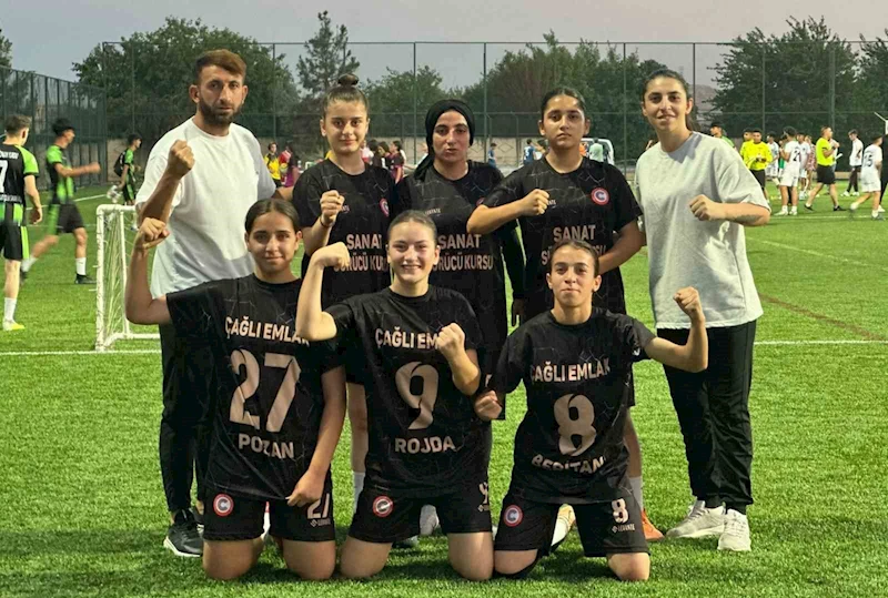 Cizreli kızlar, sokak futbolu 5x5 oyunlarında bölge şampiyonu oldu
