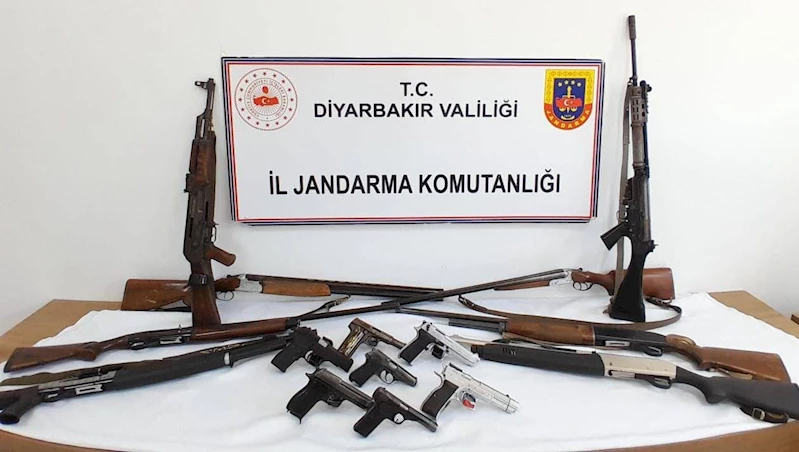Silvan jandarmasından ruhsatsız ve kayıp silahlara operasyon
