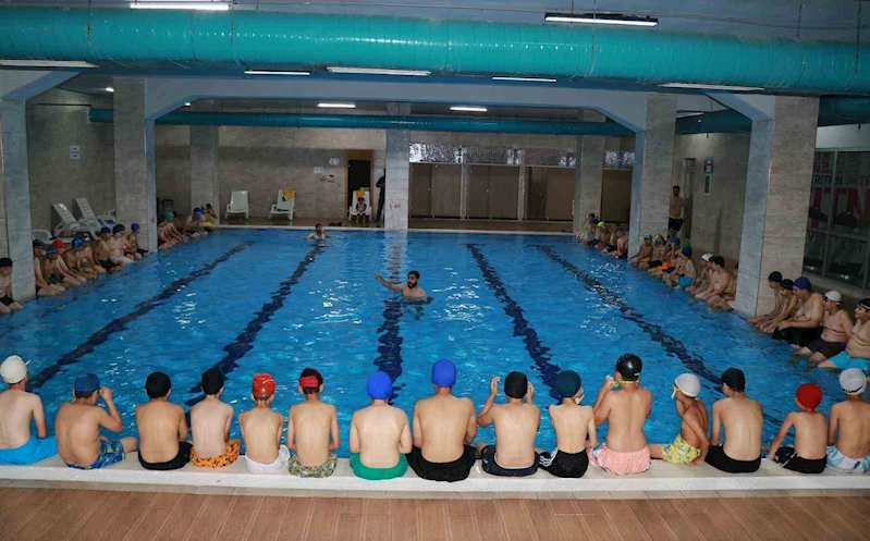 Haliliye Belediyesi ile günde bin 600 çocuk yüzme eğitimi alıyor
