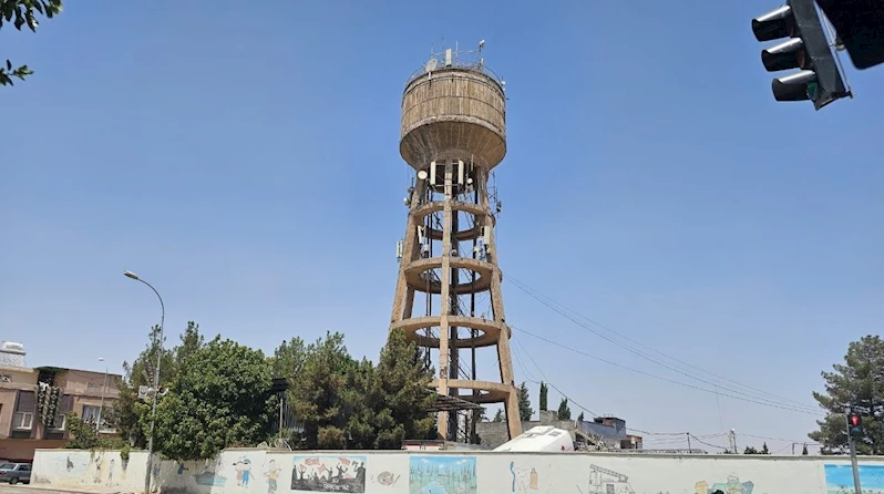 İşten çıkarılan belediye çalışanları su kulesine çıktı
