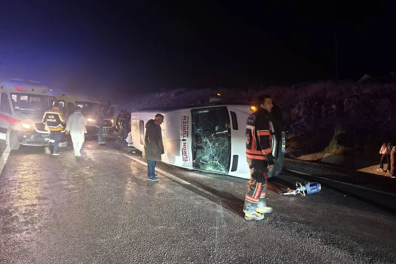 Öğrencileri taşıyan minibüs başka bir araçla çarpıştı: 1