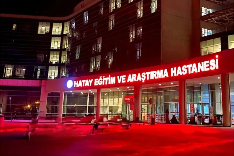 Hatay’da lastiği patlayan otomobil tarlaya uçtu: 1 ölü, 2 yaralı