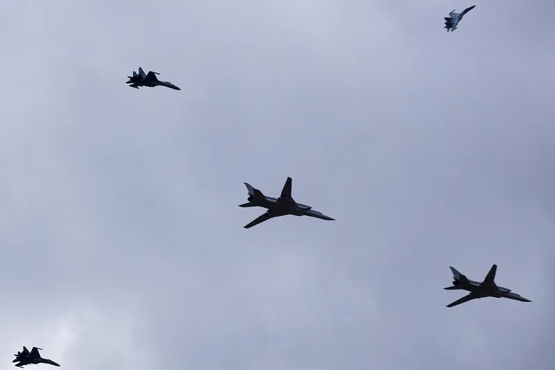 Polonya savaş uçakları Rus uçağını engelledi