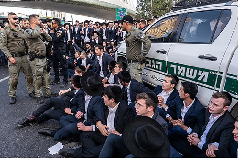 Yüz binlerce ultra-Ortodoks Yahudi, zorunlu askerliğe karşı gösteri düzenledi