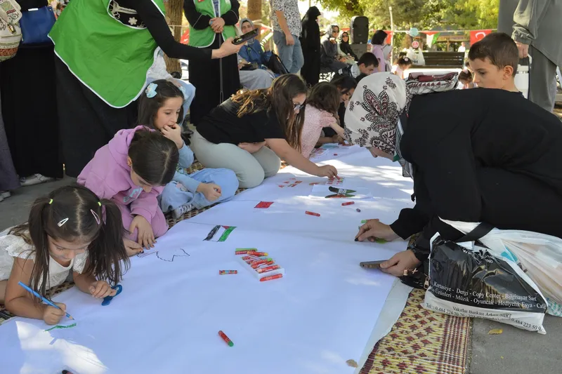  Muhacirin Kız Kur’an Kursu öğrencilerinden anlamlı etkinlik: Kalemler Filistin için konuştu
