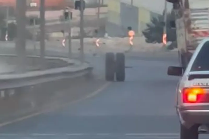 Şanlıurfa girişinde kamyonetin lastiği yola fırladı: Sürücünün dikkati olası kazayı önledi