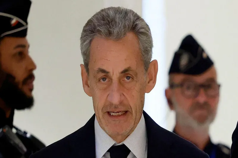 Sarkozy, Libya fonları skandalında cezaevinden şartlı tahliye edildi