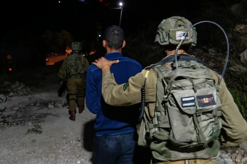 İşgal rejimi El-Halil’de 20 kişiyi alıkoydu