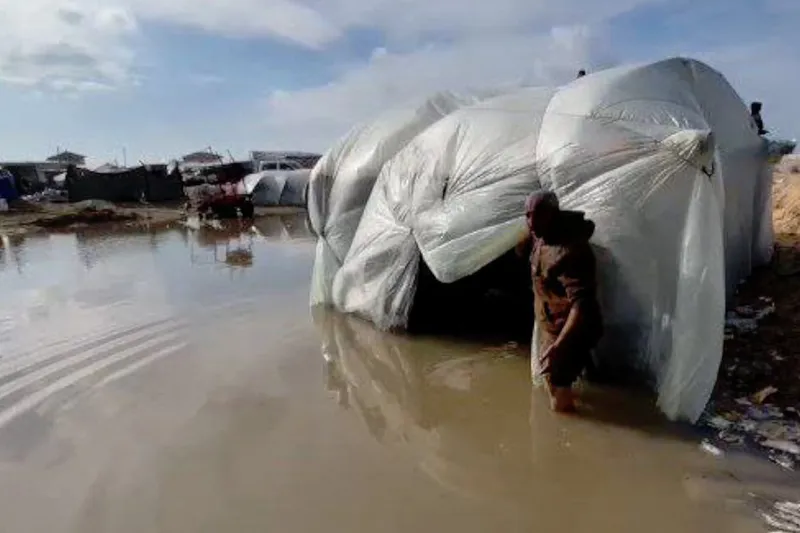 Gazze Şeridi’nde yüzlerce çadır yağmur sularıyla doldu