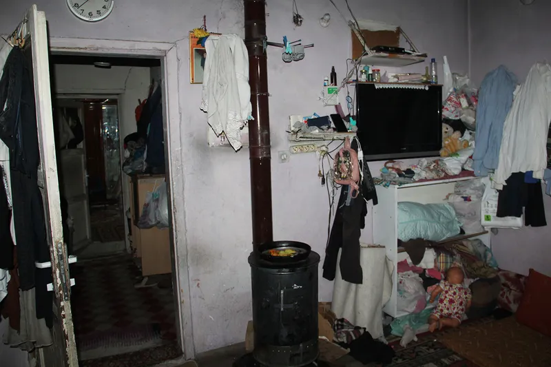 Harabe evde yaşam mücadelesi veren aile yardım bekliyor