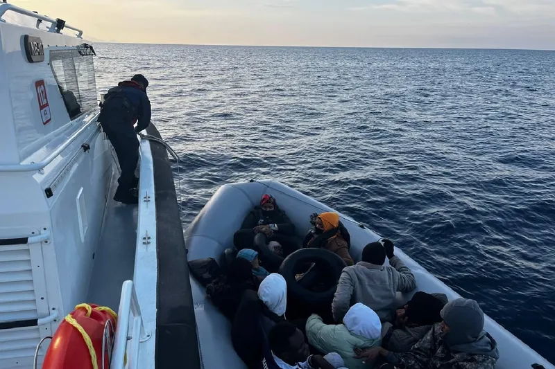İzmir açıklarında 10 düzensiz göçmen yakalandı