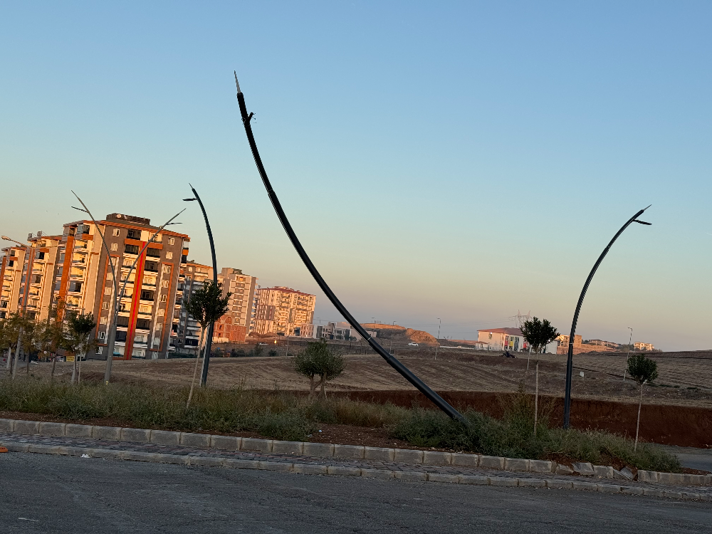 Batman üniversitesi yolunda tehlike: Eğilen aydınlatma direği endişe veriyor