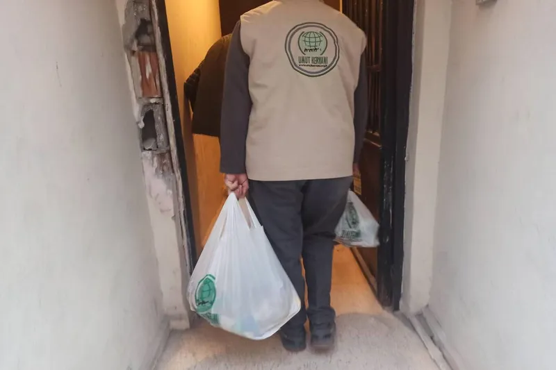 Umut Kervanı İskenderun’da ihtiyaç sahibi ailelere gıda ve et ulaştırdı