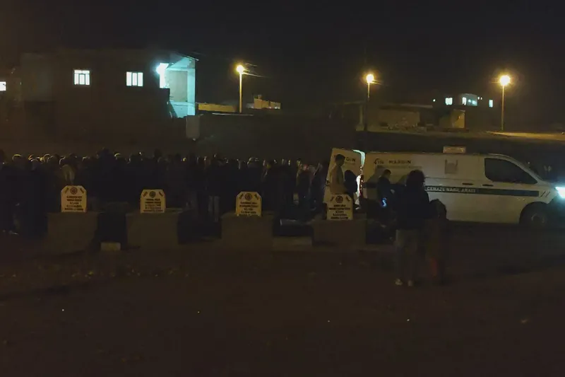 Evde ölü bulunan ailenin babası defnedildi, anne ve çocuk memleketine gönderildi 