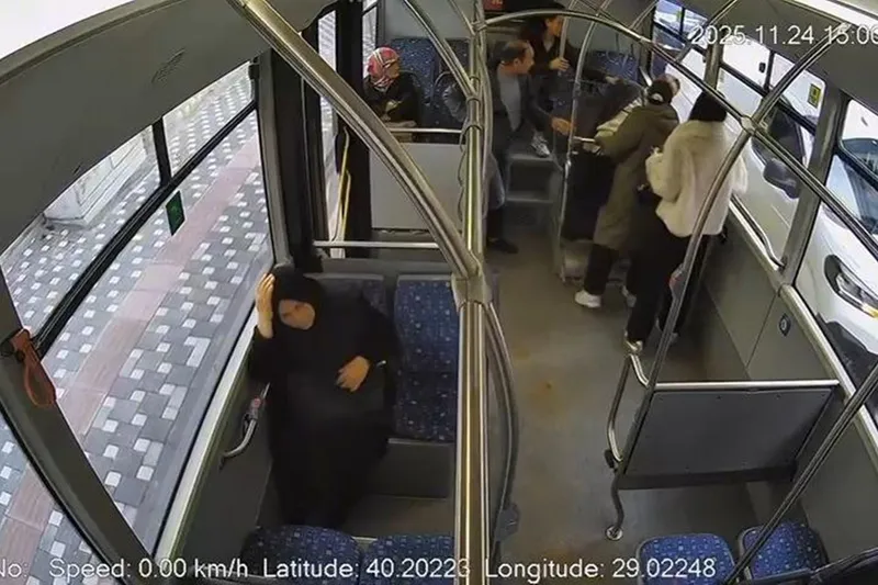 Bursa’da yolcunun kalp krizi geçirme anı saniye saniye kameraya yansıdı