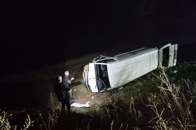 Yanan evi için aracıyla yola çıkan şahıs kaza yaptı: 2 yaralı