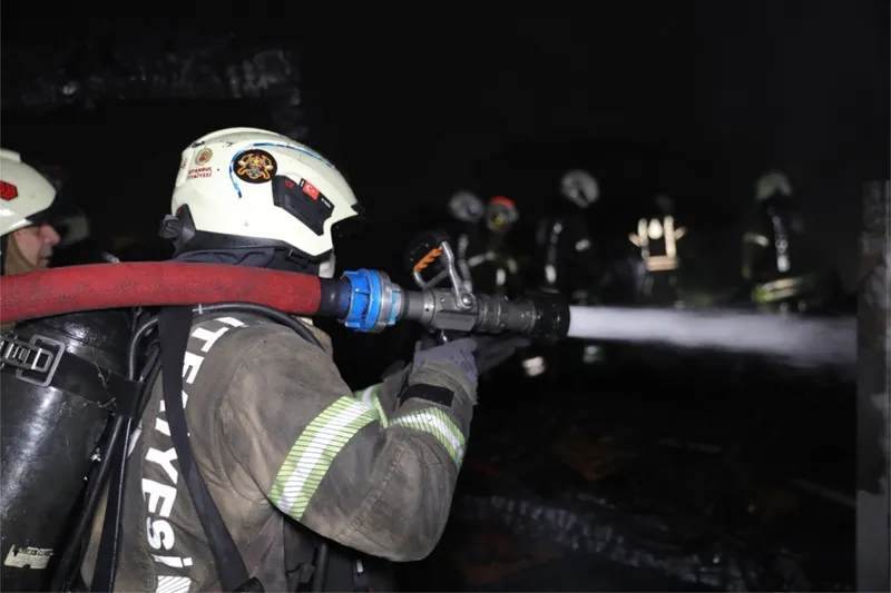 İstanbul’da şarj halindeki elektrikli araç alev alarak patladı