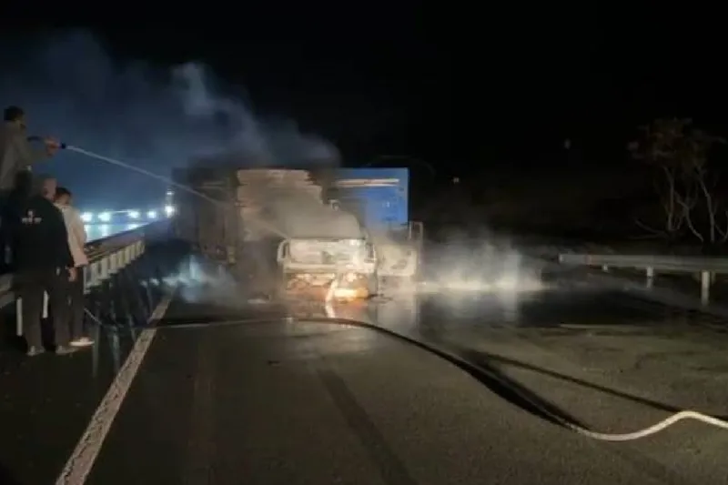 Elazığ’da feci kaza: Otomobil traktöre çarpıp yandı, 2 yaralı