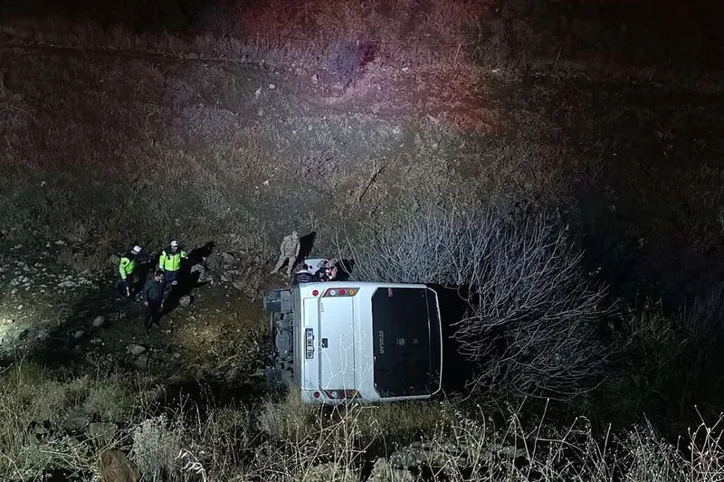 Maden işçilerini taşıyan servis uçuruma yuvarlandı: 2