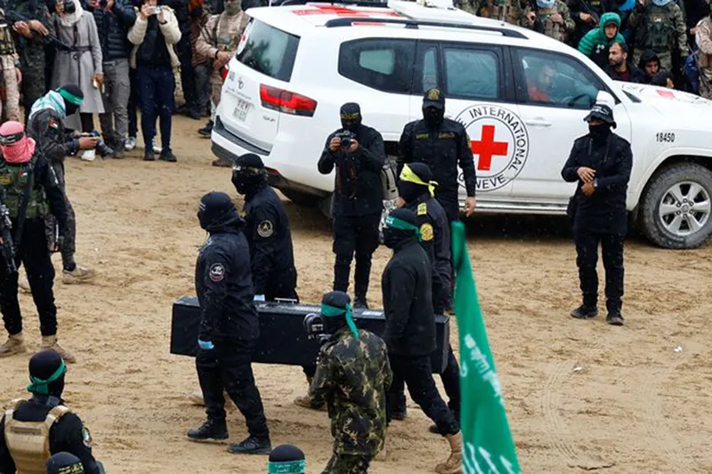 HAMAS anlaşmaya bağlı kalarak 3 siyonist esirin cesedini daha Kızılhaç