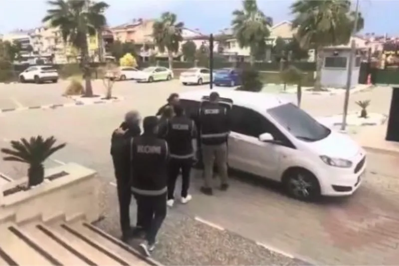 Kendilerini kamu görevlisi olarak tanıtan dolandırıcılar yakalandı