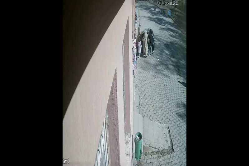 Boğazına şeker kaçan çocuğu öğretmenin uyguladığı Heimlich manevrası kurtardı