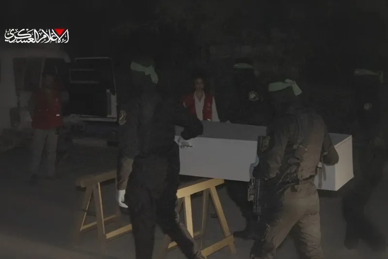 HAMAS anlaşmaya bağlı kalarak siyonist bir esirin cesedini daha Kızılhaç