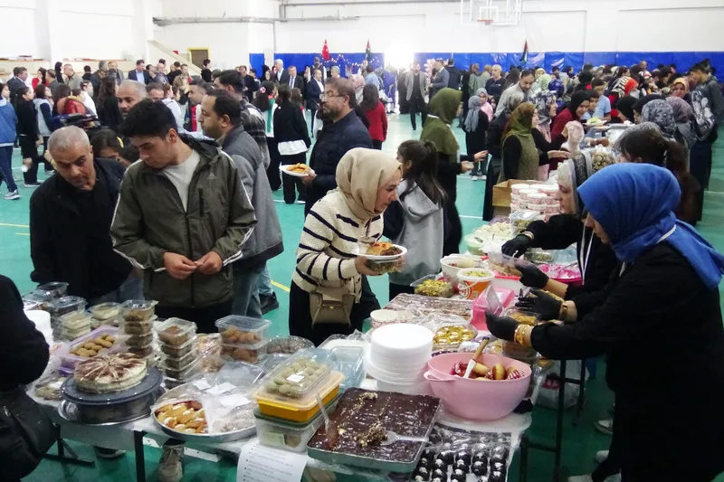 İmam hatip lisesinin Gazze için açtığı hayır çarşısına yoğun ilgi