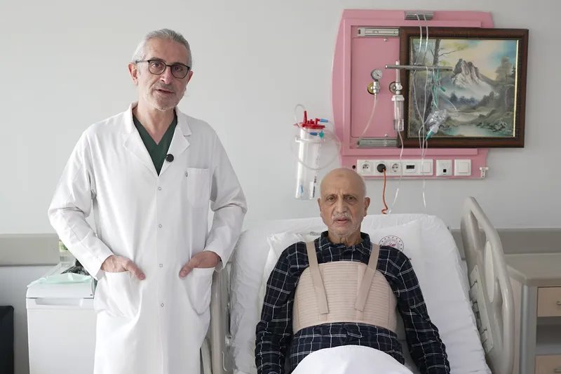 Kalbinde tümör ve damarlarında tıkanıklık bulunan hasta tek seansta başarıyla ameliyat edildi