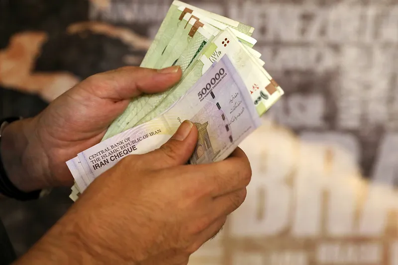 İran, para biriminden 4 sıfır atıyor