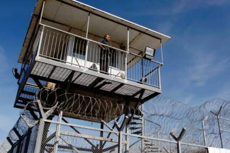 The Guardin, işgal hapishanesinde Filistinlilere yönelik yeraltı işkencelerini ortaya çıkardı