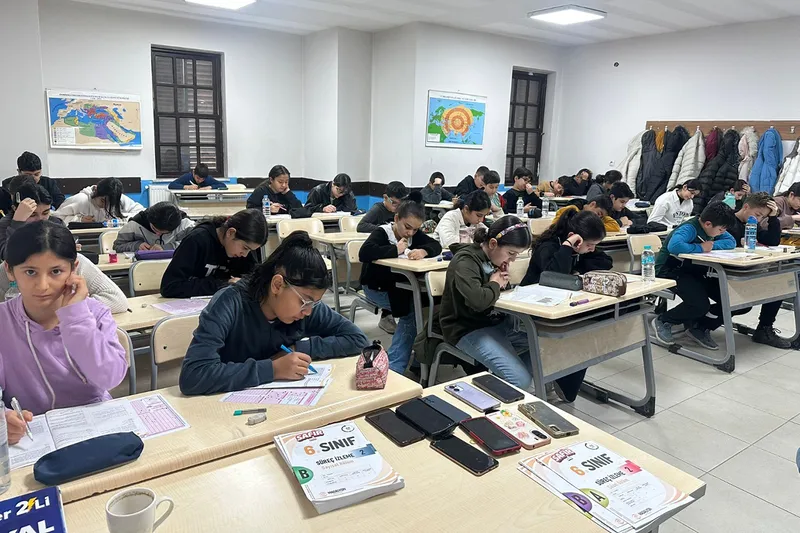 Büyükşehir eğitim merkezlerinde yapılan deneme sınavına bin 350 öğrenci katıldı