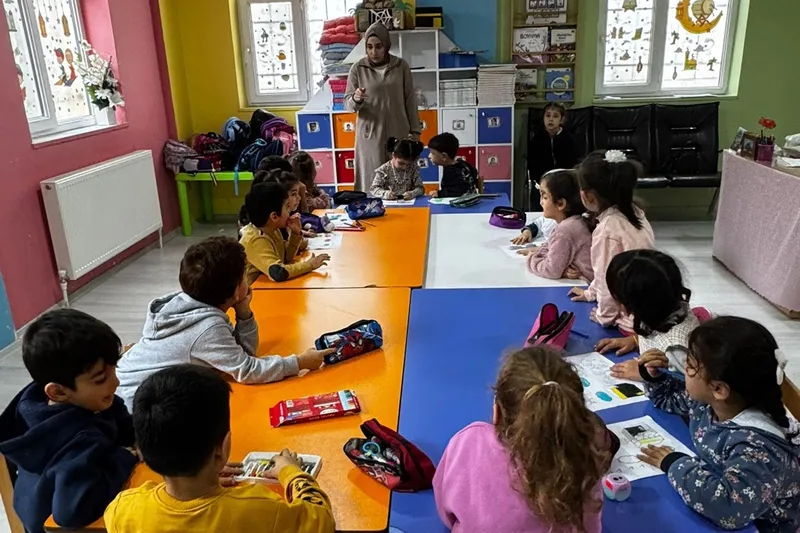 Uzmanlardan ailelere uyarı: Çocuklara, gelişim dönemlerine uygun ilgi ve dengeli beslenme şart