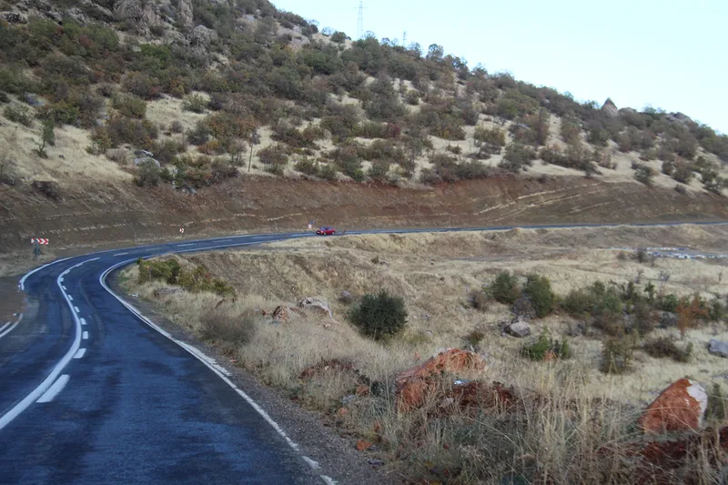 Çermik-Çüngüş yolu genişletme çalışması 2 yıldır tamamlanmayı bekliyor
