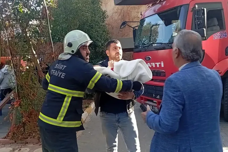 Siirt’te yangın merdiveninde çıkan yangın paniğe neden oldu