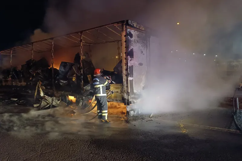 Şanlıurfa’da otoyolda beyaz eşya yüklü tır yandı