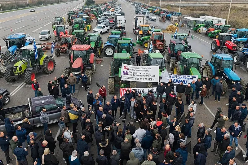 Yunanistan’da çiftçiler traktörlerle yolları kapattı