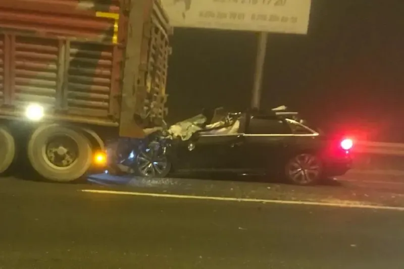 Otomobil tıra çarptı: 4 ölü