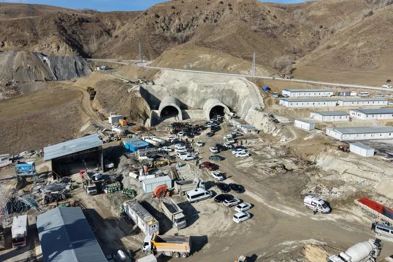 Bakan Uraloğlu Kırık ve Dallıkavak tünellerinde incelemelerde bulundu