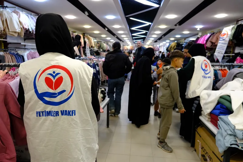 Yetimler Vakfı Van’da giyim yardımı yaptı