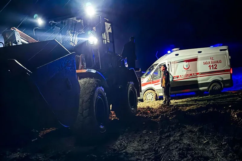 Hastaya giderken çamura saplanan ambulans zamanında kurtarıldı