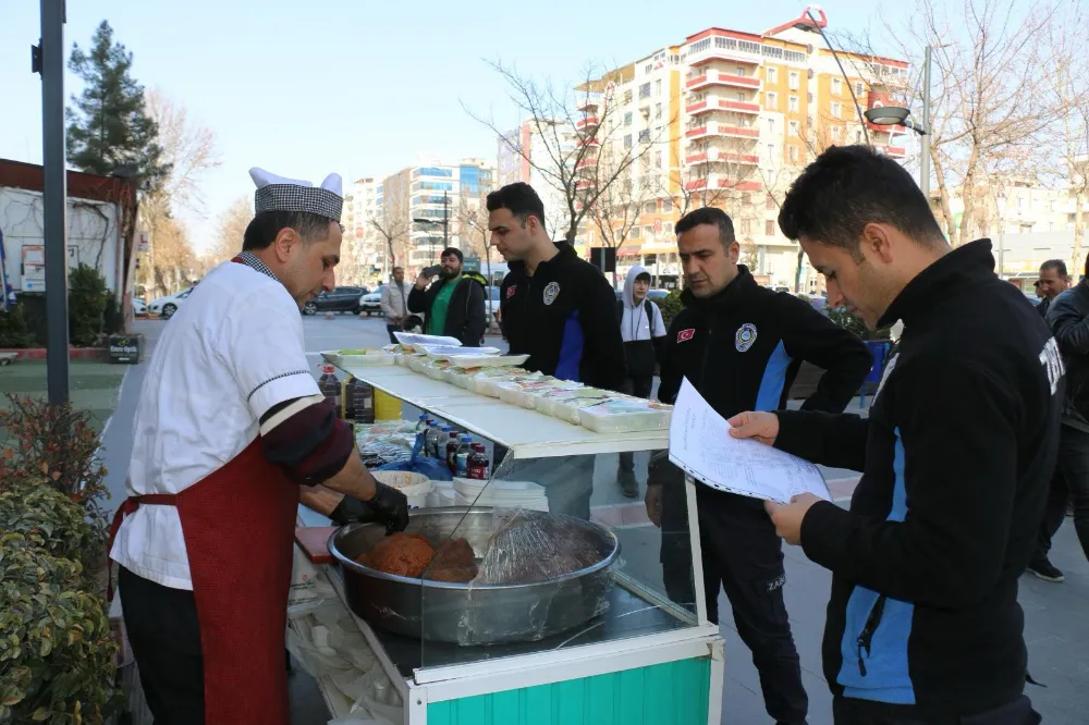 Zabıta çiğköfte tezgâhlarını kontrol ediyor