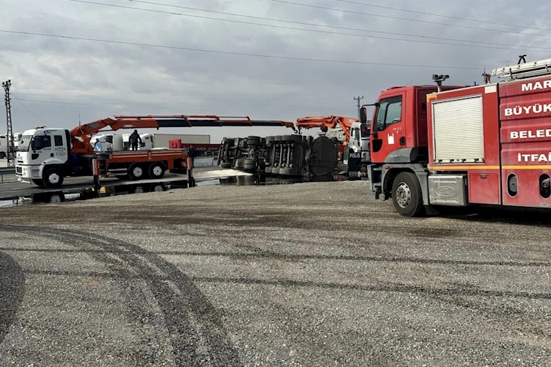 Mardin’de akaryakıt yüklü tanker kontrol noktasına çarpıp devrildi 