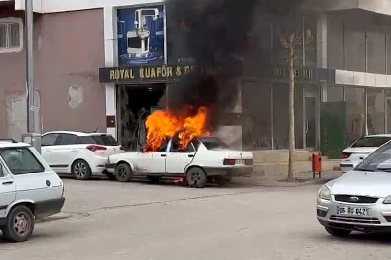 Alev alan otomobil yanarak küle döndü